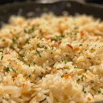 Arroz perfeitamente cozido, mostrando grãos soltos e brilhantes.