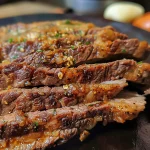 Lasanha de carne autêntica com camadas visíveis de carne moída e molho de tomate.