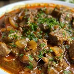 Close-up de lasanha de carne moída, revelando ingredientes frescos e textura cremosa.