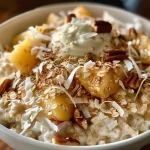 Tigela de iogurte com pêssegos frescos e crocante de aveia.