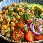 Tigela de grão de bico e abacate, com ingredientes frescos e coloridos.