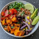 Tigela de burrito vegano com batata doce, feijão preto e abacate.