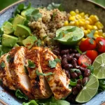 Uma tigela de quinoa com pedaços de frango suculentos e vegetais frescos.
