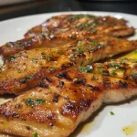 Filete de frango suculento coberto com molho cremoso de alho.