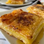 Imagem detalhada de um Pastel Assado Rápido, destacando a crosta dourada e o recheio saboroso.