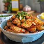 Tigela de batata assada com molho de alho confit, close up com detalhes vibrantes.