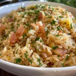 Close-up side view of a delicious dish of arroz integral com abobrinha.
