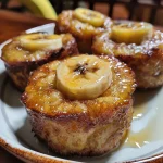 Bolinhos de aveia com banana em uma mesa, mostrando textura macia.
