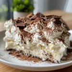 Fatia de Bolo gelado de chocolate branco com cobertura cremosa.