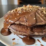 Panqueca de Chocolate Fit em enfoque lateral, mostrando texturas deliciosas.