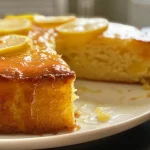 ['Bolo de limão fit, com textura macia e cobertura leve, visto de lado.', 'Close-up de bolo de limão fit, mostrando a crocância e a umidade da massa.', 'Bolo de limão fit em fatias, evidenciando as raspas de limão na superfície.', 'Lateral de um bolo de limão fit, destacando a cor e os detalhes da cobertura.']