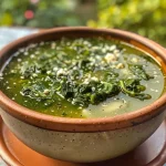 ['Molho de espinafre cremoso ao lado de filé de frango.', 'Close de molho verde com espinafre em prato.', 'Molho de espinafre fresco com textura aveludada.', 'Prato com molho de espinafre e ingredientes ao fundo.']