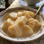 ['Pudim de coco gelado com textura cremosa.', 'Close-up de pudim de coco gelado coberto com coco ralado.', 'Pudim de coco gelado em prato, vista lateral.', 'Porção de pudim de coco gelado em destaque.']