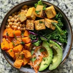 ['Bowl colorido com tofu, batata-doce e abacate.', 'Buddha bowl proteico com quinoa e legumes frescos.', 'Close de um prato nutritivo com tofu, grão-de-bico e espinafre.', 'Buddha bowl vibrante com abacate, cenoura e temperos.']