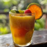['Limonada de morango com mel e hortelã em um copo com gelo.', 'Bebida refrescante de limonada com morangos e hortelã.', 'Close-up de limonada de morango em copo com pedras de gelo.', 'Limonada de morango com mel, decorada com folhas de hortelã.']