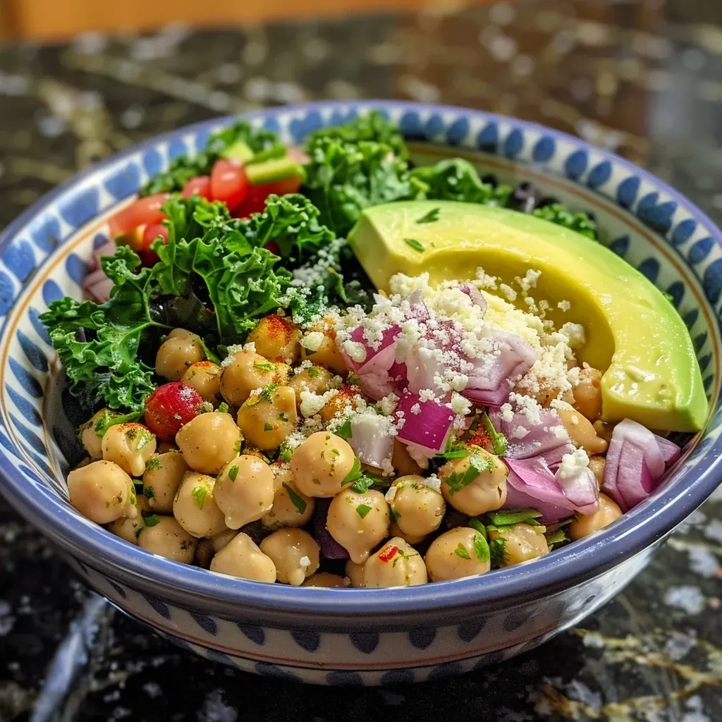 ['Salada de couve crocante com abacate e sementes.', 'Close-up de salada de couve com grão-de-bico e cranberries.', 'Salada de couve com queijo parmesão e sementes de girassol.', 'Mistura colorida de ingredientes frescos em salada de couve.']