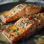 ['Filé de salmão suculento em um prato com molho cremoso.', 'Close-up de salmão grelhado com molho e espinafre fresco.', 'Salmão Marry Me servido com tomates secos e parmesão.', 'Prato de salmão cremoso decorado com manjericão fresco.']