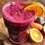 ['Suco de beterraba, cenoura e laranja em copo, com cores vibrantes.', 'Close-up de um suco fresco feito de beterraba, cenoura e laranja.', 'Copo de suco de beterraba, cenoura e laranja sobre fundo neutro.', 'Bebida saudável de beterraba, cenoura e laranja em detalhes.']