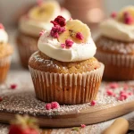 ['Mini cupcakes de banana saudáveis com cobertura de morango.', 'Close-up de cupcakes de banana com frosting de morango.', 'Deliciosos mini cupcakes de banana com cobertura de morango.', 'Pequenos bolinhos de banana decorados com glacê de morango.']