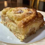 ['Bolo de cenoura enrolado com creme, visto de lado.', 'Fatia de Bolo de Cenoura Roll, mostrando o recheio cremoso.', 'Close-up de um Bolo de Cenoura Roll, com detalhes das nozes.', 'Bolo de cenoura enrolado, apresentando a textura macia.']