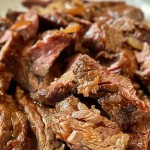 ['Carne moída soltinha empacotada no freezer.', 'Porções de carne moída bem conservadas no freezer.', 'Carne moída organizada em saquinhos no congelador.', 'Visual de carne moída pronta para uso no freezer.']