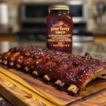 ['Costelas ao molho de cranberry suculentas, vista lateral.', 'Close de costelas com molho de cranberry, mostrando a textura.', 'Ribs deliciosas cobertas com molho de cranberry, apresentadas de lado.', 'Costelas ao molho de cranberry, destacando a suculência e o brilho.']