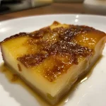 ['Potes de iogurte com camadas de maçã caramelizada e canela.', 'Deliciosos potes de iogurte de maçã com caramelo salgado.', 'Close-up de iogurte vegano com maçãs caramelizadas.', 'Iogurte de maçã com cobertura de canela e caramelos.']