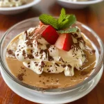 ['Mousse de cenoura cremosa em taça.', 'Close up de mousse de cenoura com textura suave.', 'Porção de mousse de cenoura em um prato.', 'Mousse de cenoura decorada com raspas de cenoura.']