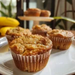 ['Muffins de aveia e maçã vistos de lado, com textura suculenta.', 'Close-up de muffins de aveia e maçã, mostrando ingredientes e especiarias.', 'Muffins de aveia e maçã dispostos de lado, destacando sua aparência apetitoso.', 'Vista lateral de muffins macios de aveia e maçã, com especiarias visíveis.']