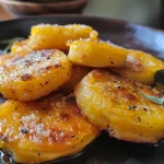 ['Nhoque de batata doce caseiro em um prato.', 'Porção de nhoque de batata doce, sem glúten, ao lado de um garfo.', 'Close de nhoque de batata doce com textura suave.', 'Nhoque de batata doce servido em uma mesa rústica.']