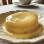['Pudim fit e proteico em close, exibindo textura cremosa.', 'Pudim saudável com calda de doce de leite em detalhe.', 'Vista lateral de pudim proteico, destacando ingredientes saudáveis.', 'Close de pudim fit, mostrando a combinação de whey e leite desnatado.']