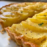 ['Tarte de batata doce com cobertura cremosa de queijo e canela.', 'Tarte de batata doce vista lateral, com cobertura de queijo creme.', 'Close-up de tarte de batata doce, decorada com canela.', 'Tarte de batata doce com recheio cremoso e polvilhada de canela.']